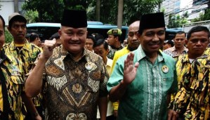 La pareja de candidatos Alex Noerdin (izquierda) y Nono Sampono (derecha)