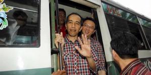 Los candidatos Joko Widodo (en primer plano) y Basuki Tjahja Purnama (en segundo plano) llegando a las oficinas de la KPU en transporte público
