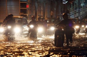 inundación de una calle de Yakarta